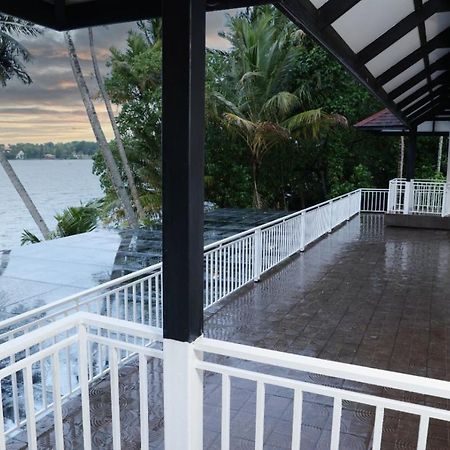 Quilon Lake Inn Kollam Exterior photo