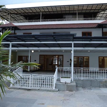 Quilon Lake Inn Kollam Exterior photo