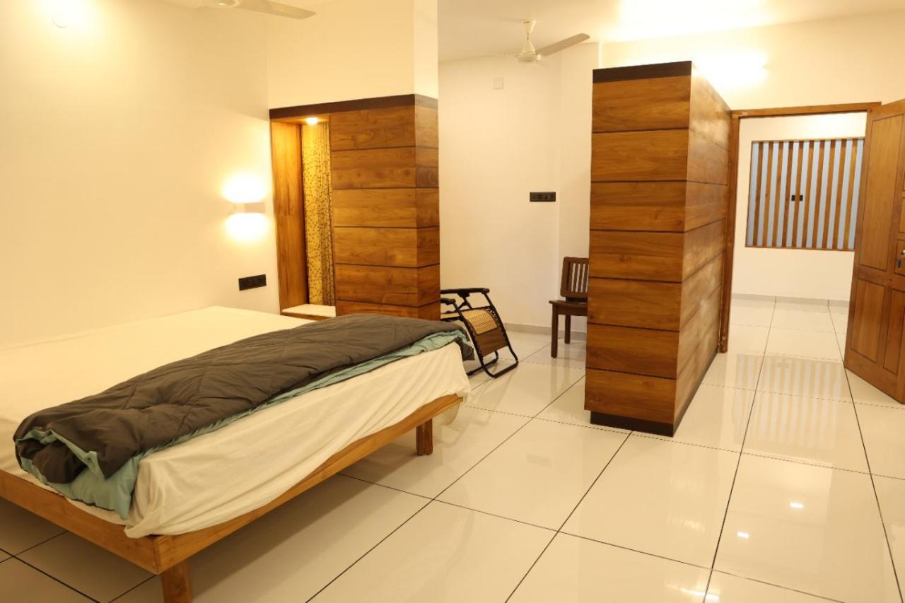 Quilon Lake Inn Kollam Exterior photo